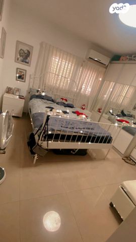 דירה, אברהם יאיר שטרן, נאות הדרים (חבצלת הצעירה), קרית עקרון