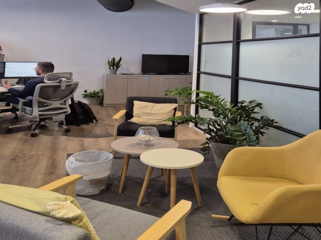 מונטיפיורי, הרכבת