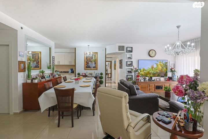 דירה, שדרת התמרים 9, שכונת בן גוריון, מרכז העיר ג', רמת גן