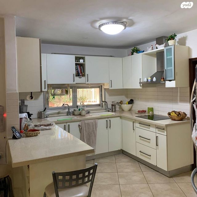 דו משפחתי, מנדלי מוכר ספרים, כצנלסון, ראשון לציון