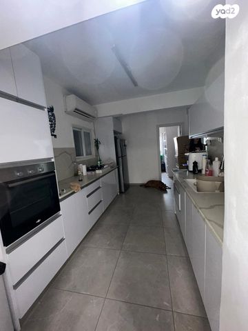 דירת גן, יצחק שדה, גבעת הרקפות, גבעת תל חי, קרית אתא