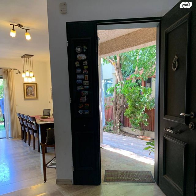 דו משפחתי, מנדלי מוכר ספרים, כצנלסון, ראשון לציון