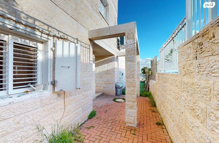 דירת גן, שלום בנייך, כוכב יעקב, כוכב יעקב