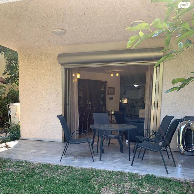 דו משפחתי, מנדלי מוכר ספרים, כצנלסון, ראשון לציון