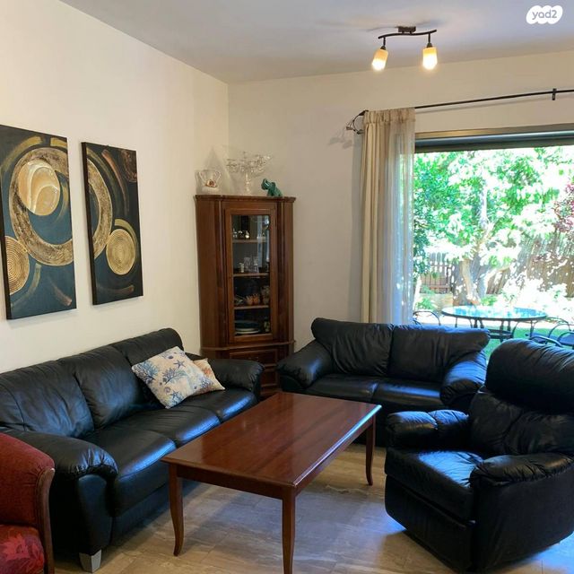 דו משפחתי, מנדלי מוכר ספרים, כצנלסון, ראשון לציון