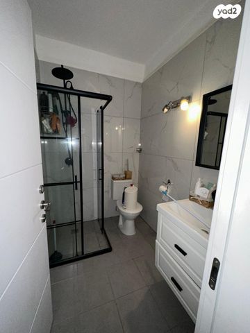 דירת גן, יצחק שדה, גבעת הרקפות, גבעת תל חי, קרית אתא