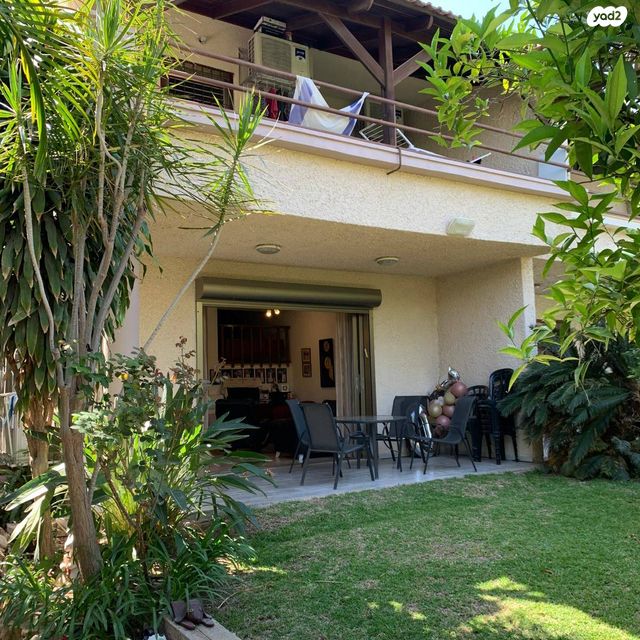 דו משפחתי, מנדלי מוכר ספרים, כצנלסון, ראשון לציון