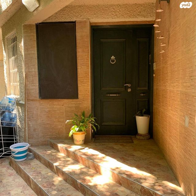 דו משפחתי, מנדלי מוכר ספרים, כצנלסון, ראשון לציון