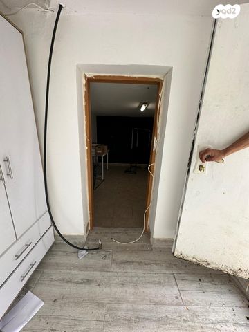 דירת גן, יצחק שדה, גבעת הרקפות, גבעת תל חי, קרית אתא