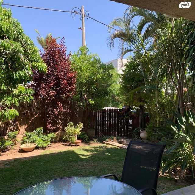 דו משפחתי, מנדלי מוכר ספרים, כצנלסון, ראשון לציון