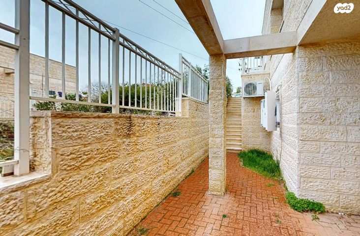 דירת גן, שלום בנייך, כוכב יעקב, כוכב יעקב