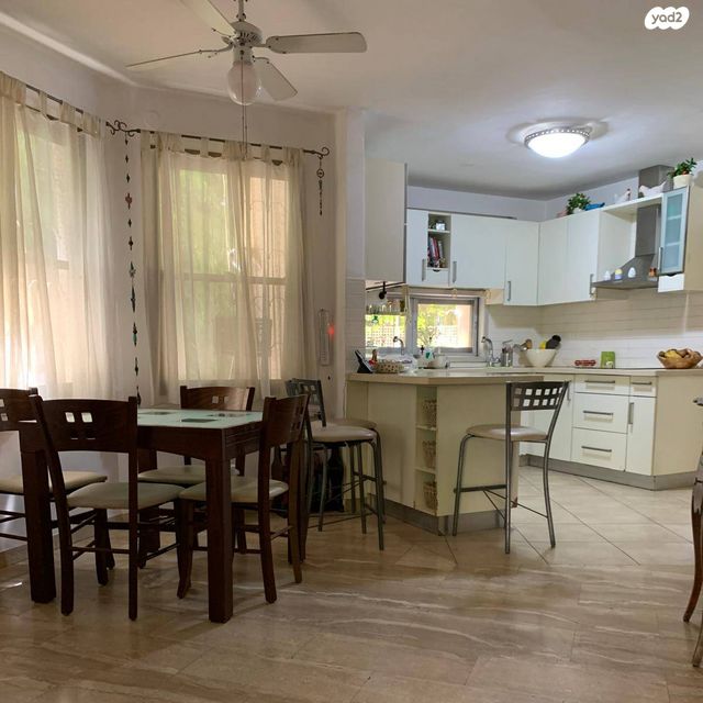 דו משפחתי, מנדלי מוכר ספרים, כצנלסון, ראשון לציון