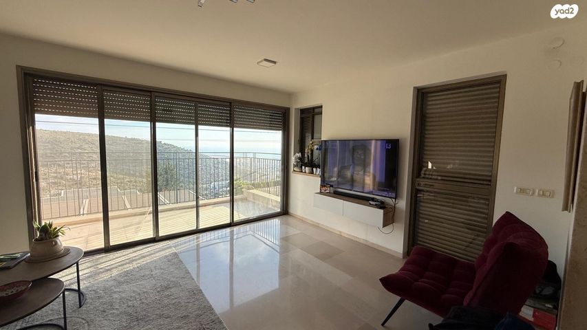 דו משפחתי, אסתר רבין, הוד הכרמל, דניה, חיפה