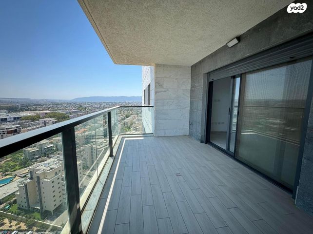 דירה, עפרה חזה, משכנות האומנים, קרית מוצקין