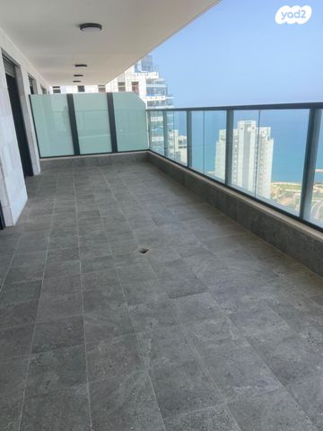 דירה, אמנון ליפקין שחק, נוף הטיילת, נתניה