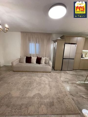 דירה, האדמו"ר מרוז'ין, ירושלים