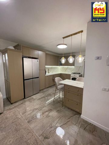 דירה, האדמו"ר מרוז'ין, ירושלים