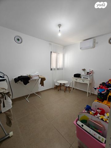 דירה, דליה רביקוביץ, נאות שמיר, יבנה