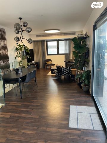 גג/ פנטהאוז, משה סנה, תל אביב יפו