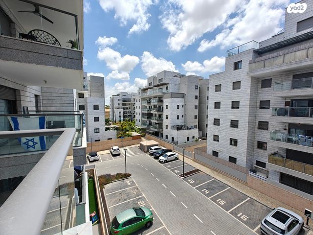 דירה, דליה רביקוביץ, נאות שמיר, יבנה