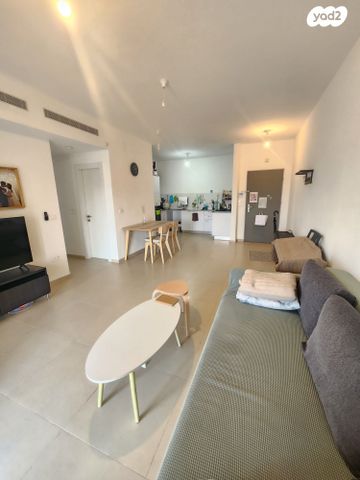 גג/ פנטהאוז, אבני חן, חריש