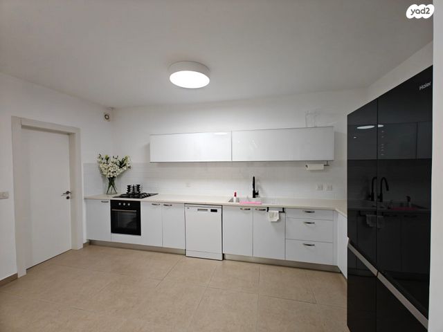 דירה, דליה רביקוביץ, נאות שמיר, יבנה