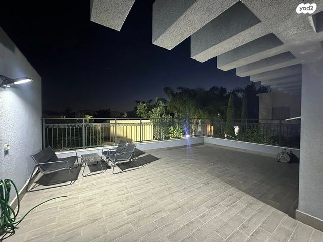 דו משפחתי, נאות הפרחים, גן יבנה