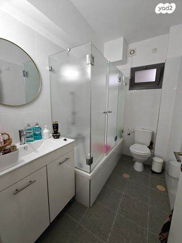 דירה, דליה רביקוביץ, נאות שמיר, יבנה