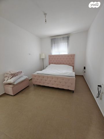 דירה, דליה רביקוביץ, נאות שמיר, יבנה