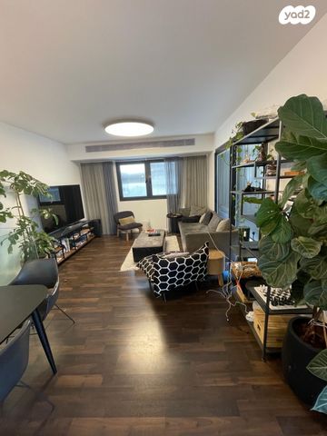 גג/ פנטהאוז, משה סנה, תל אביב יפו