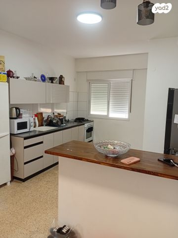 דירה, קרן היסוד 34, מרכז העיר, סביניה, הוותיקה, קרית ביאליק