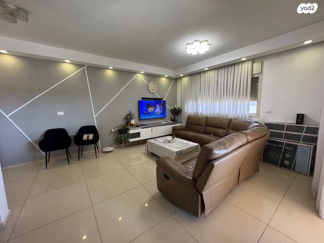 קרית האמנים, מצליח