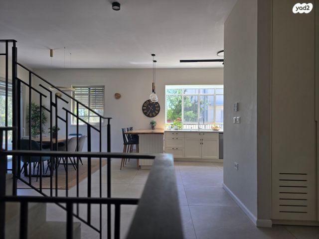 דו משפחתי, כוכב יאיר / צור יגאל