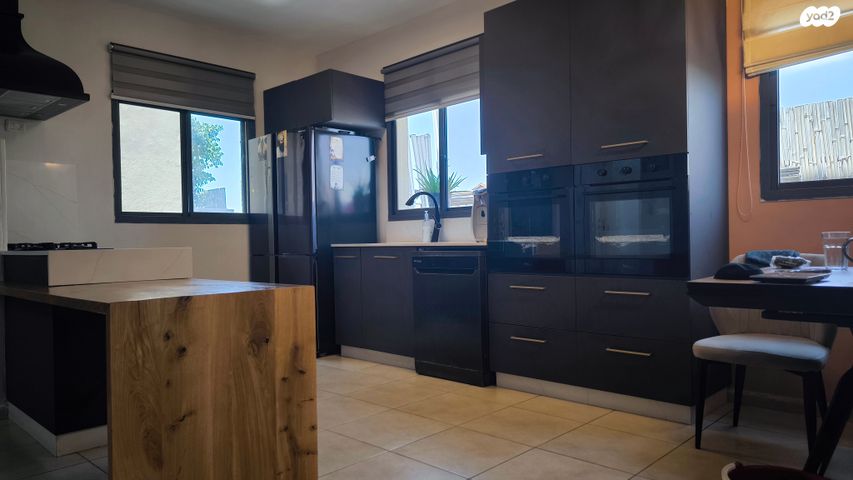 טריפלקס, שדרות מנחם בגין, נאות הראשונים, מזכרת בתיה