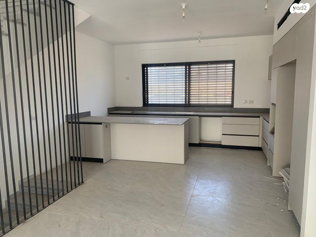 דו משפחתי, תל מונד