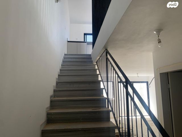 דו משפחתי, תל מונד