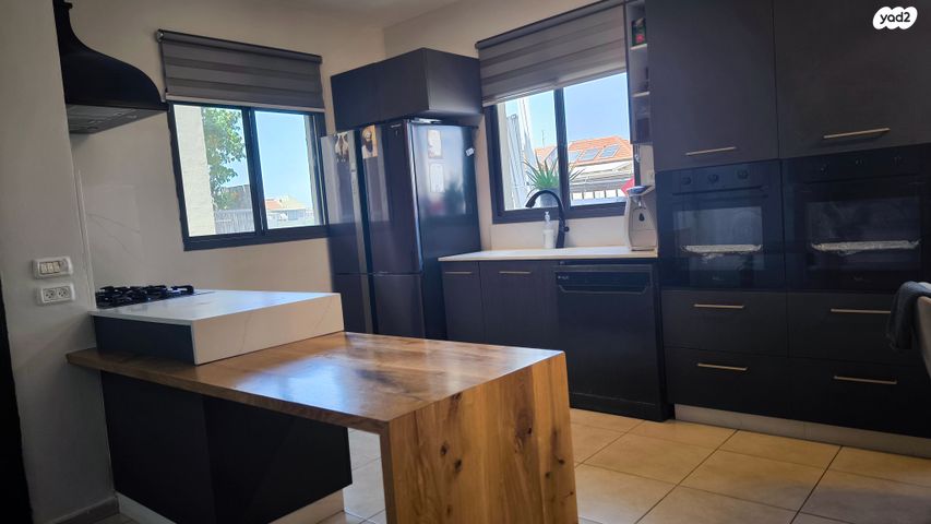 טריפלקס, שדרות מנחם בגין, נאות הראשונים, מזכרת בתיה