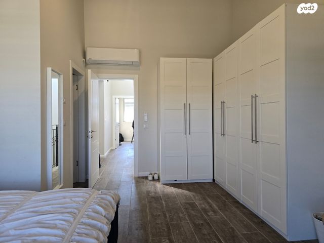 דו משפחתי, כוכב יאיר / צור יגאל