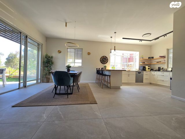 דו משפחתי, כוכב יאיר / צור יגאל