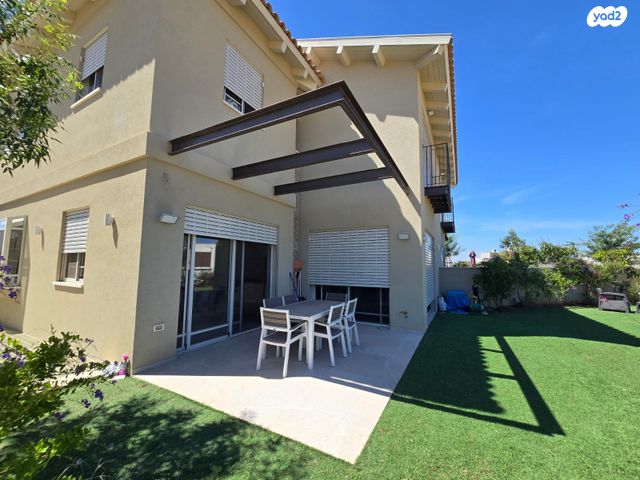 דו משפחתי, כוכב יאיר / צור יגאל