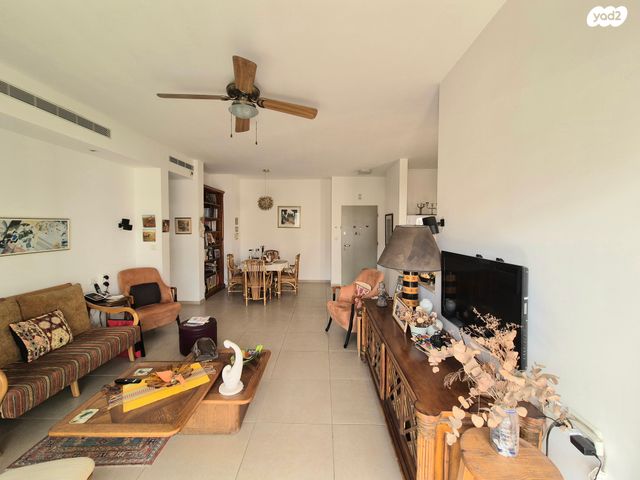 דירה, הזמר העברי, כפר סבא