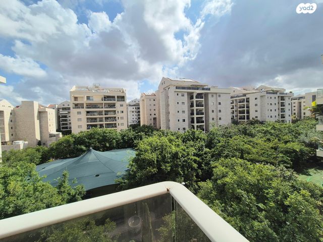 דירה, הזמר העברי, כפר סבא