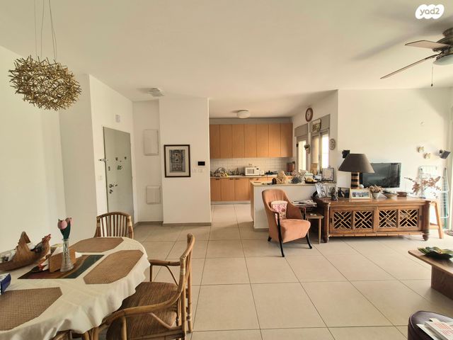 דירה, הזמר העברי, כפר סבא