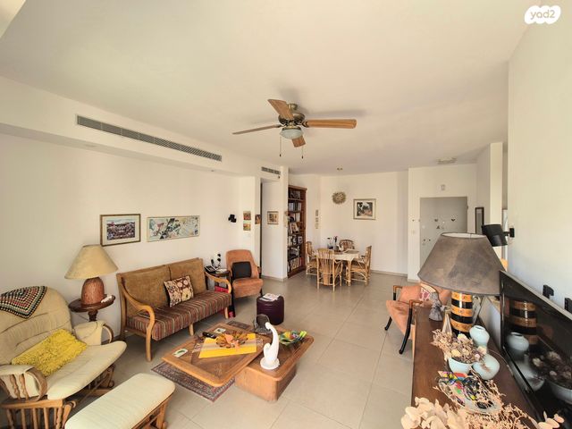 דירה, הזמר העברי, כפר סבא