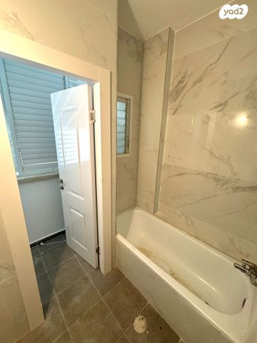 גג/ פנטהאוז, הרב עוזיאל 10, לב העיר, בת ים