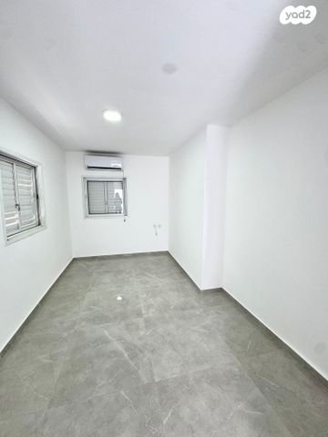 גג/ פנטהאוז, הרב עוזיאל 10, לב העיר, בת ים