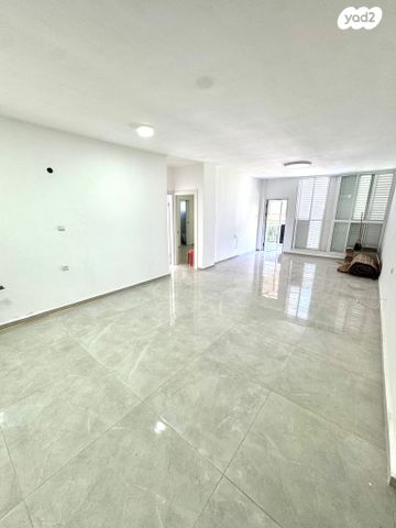 גג/ פנטהאוז, הרב עוזיאל 10, לב העיר, בת ים