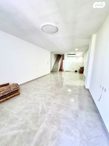 גג/ פנטהאוז, הרב עוזיאל 10, לב העיר, בת ים