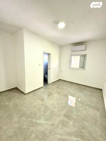 גג/ פנטהאוז, הרב עוזיאל 10, לב העיר, בת ים