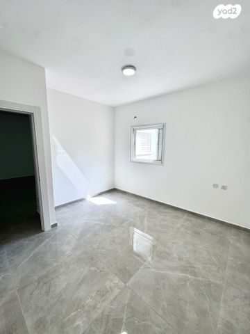 גג/ פנטהאוז, הרב עוזיאל 10, לב העיר, בת ים